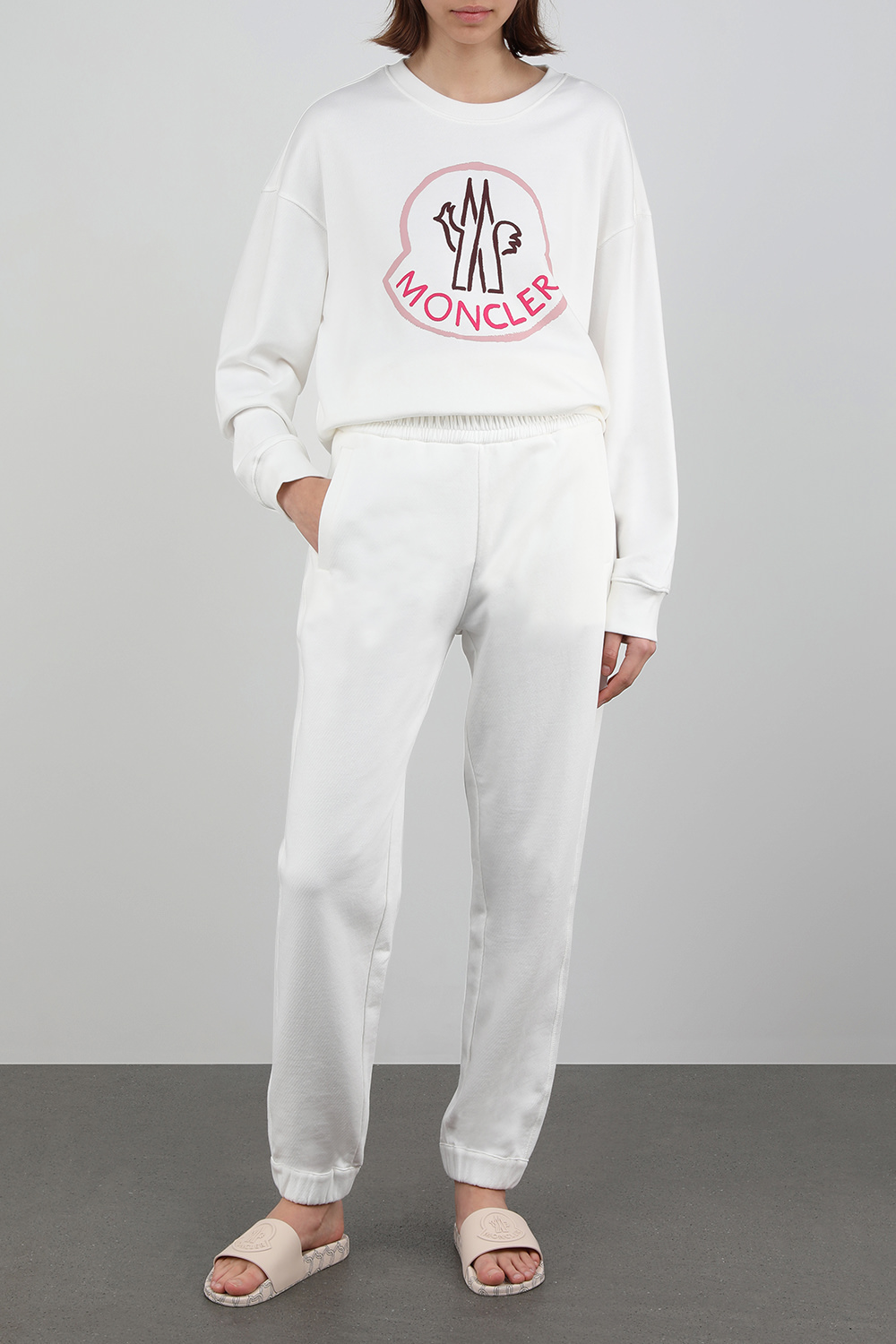 מכנסי טרנינג לבנים עם לוגו פאץ'